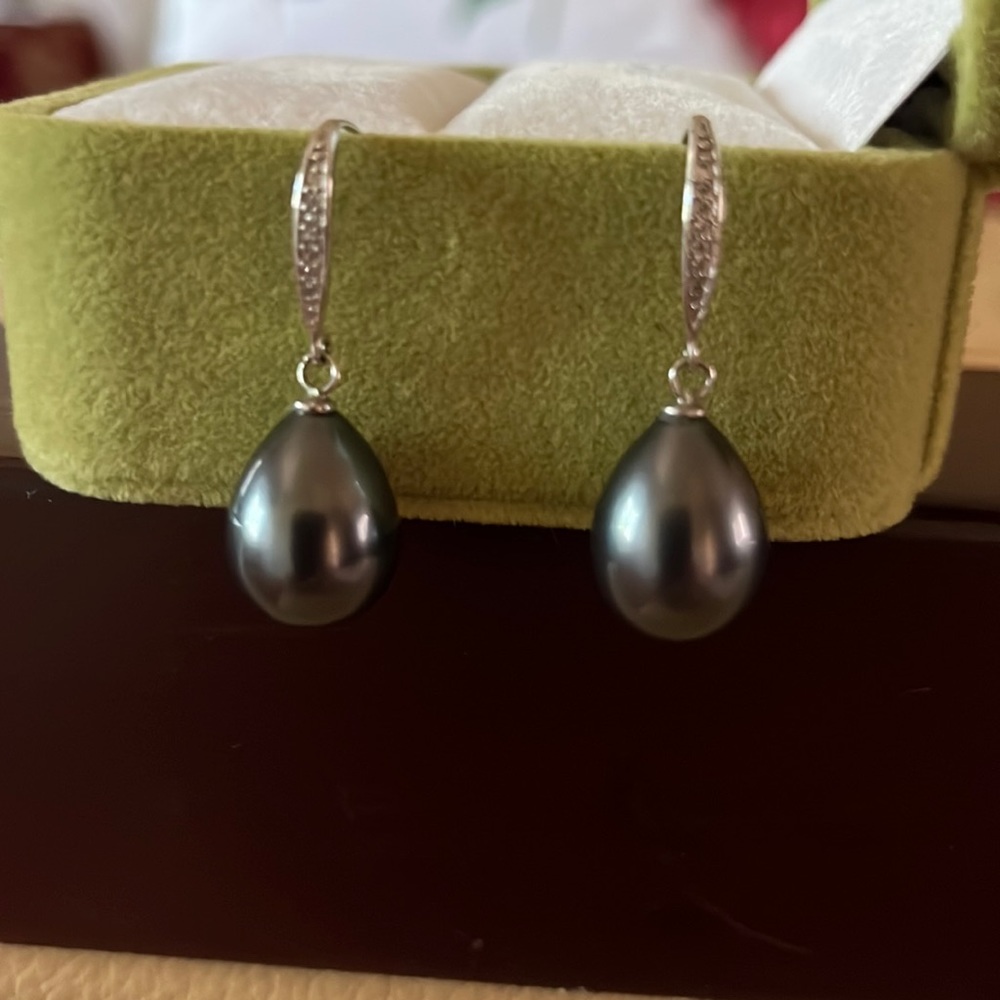 Teardrop Grey Pearl Earrings